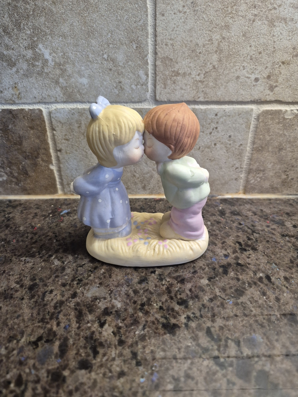Vintage‎ Collectible Kissing Couple boy and girl figurine